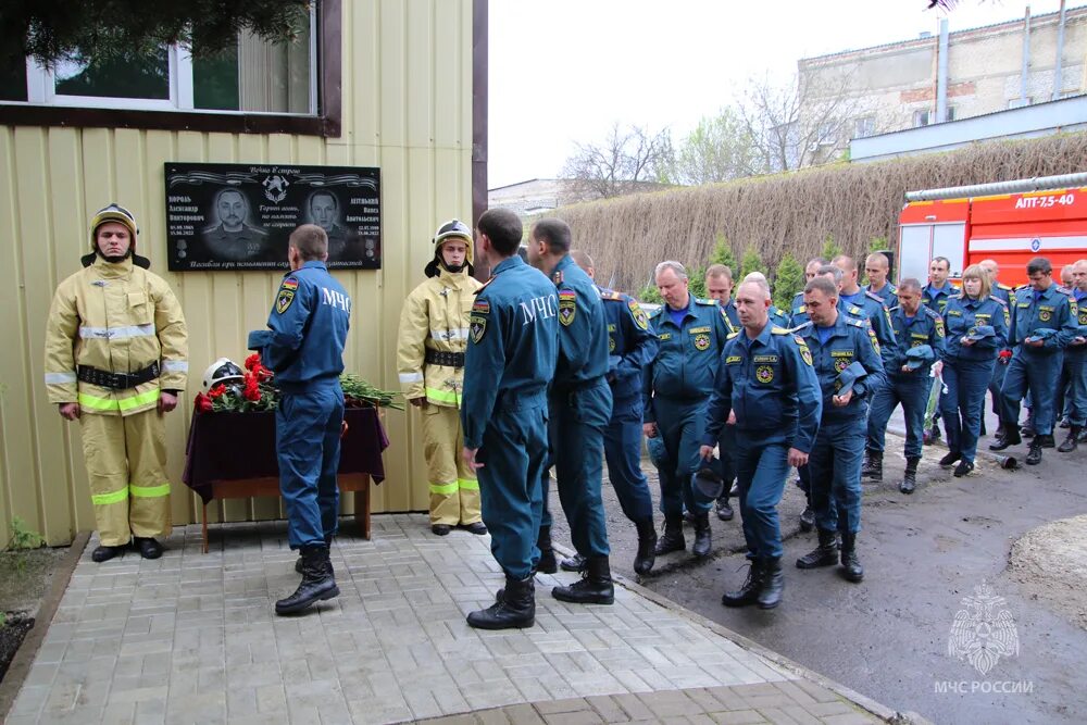 сотрудник мчс. пожары в домах квартирах за последнюю неделю в челябинске. вертолеты россии. 1020 от 04. 12 2023 мчс.