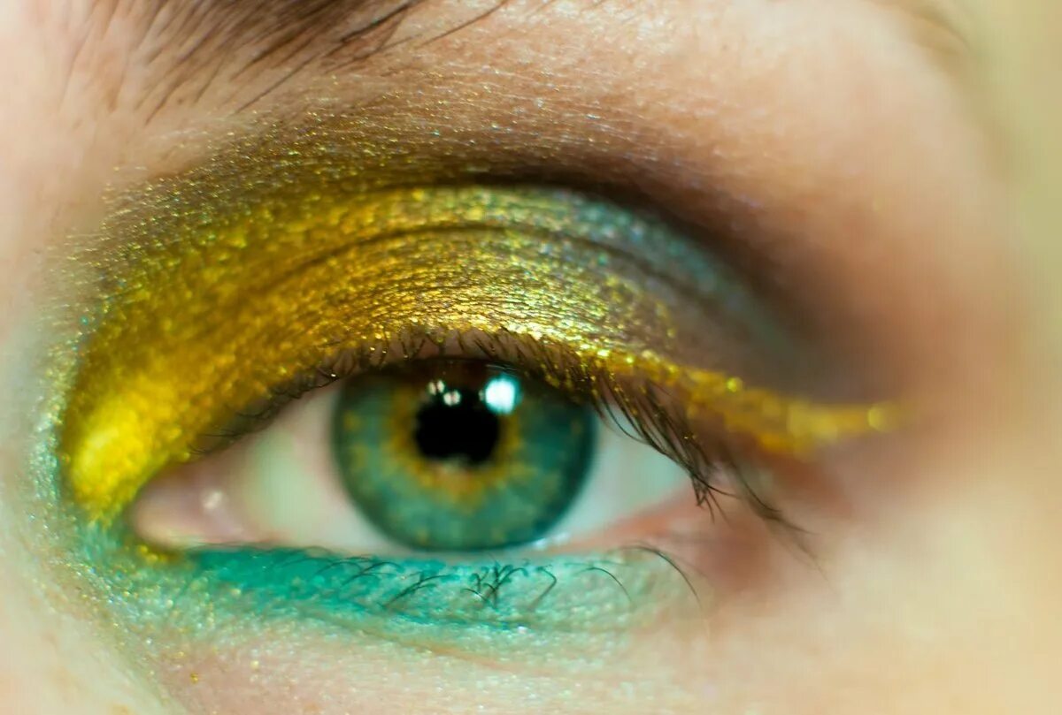 Желтый глаз 8. Желто зеленый макияж. Желто зеленые глаза. Желтозеденвц макияж. Макияж для зеленых глаз.