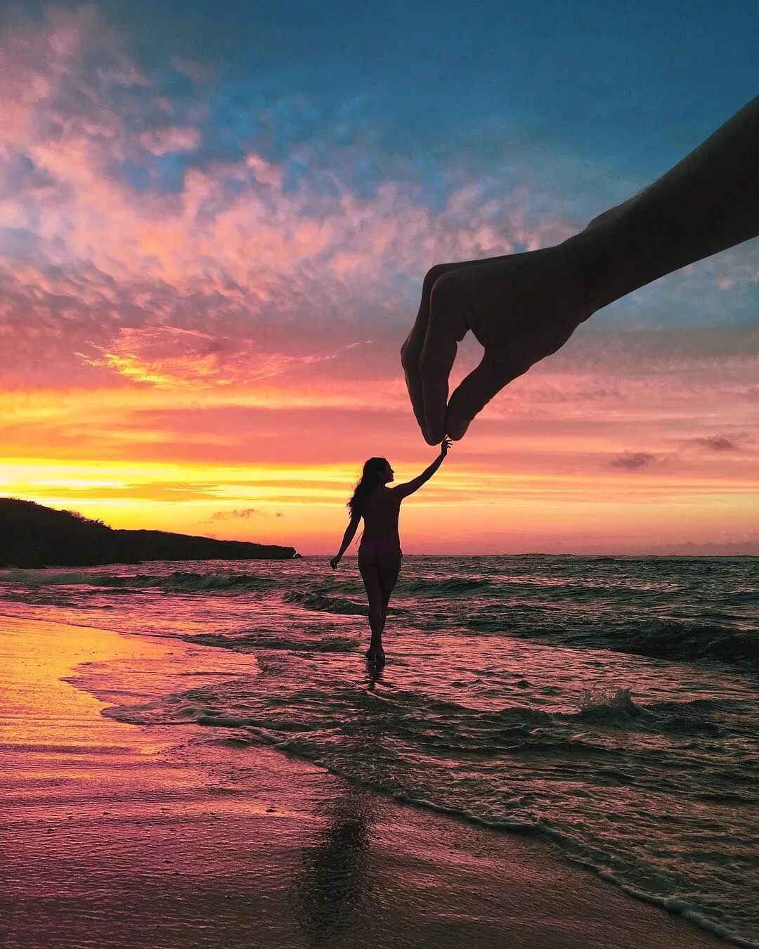 Счастливая девушка на природе. Человек и природа. Качели на закате. Бизнесмен на отдыхе. Свободный человек.