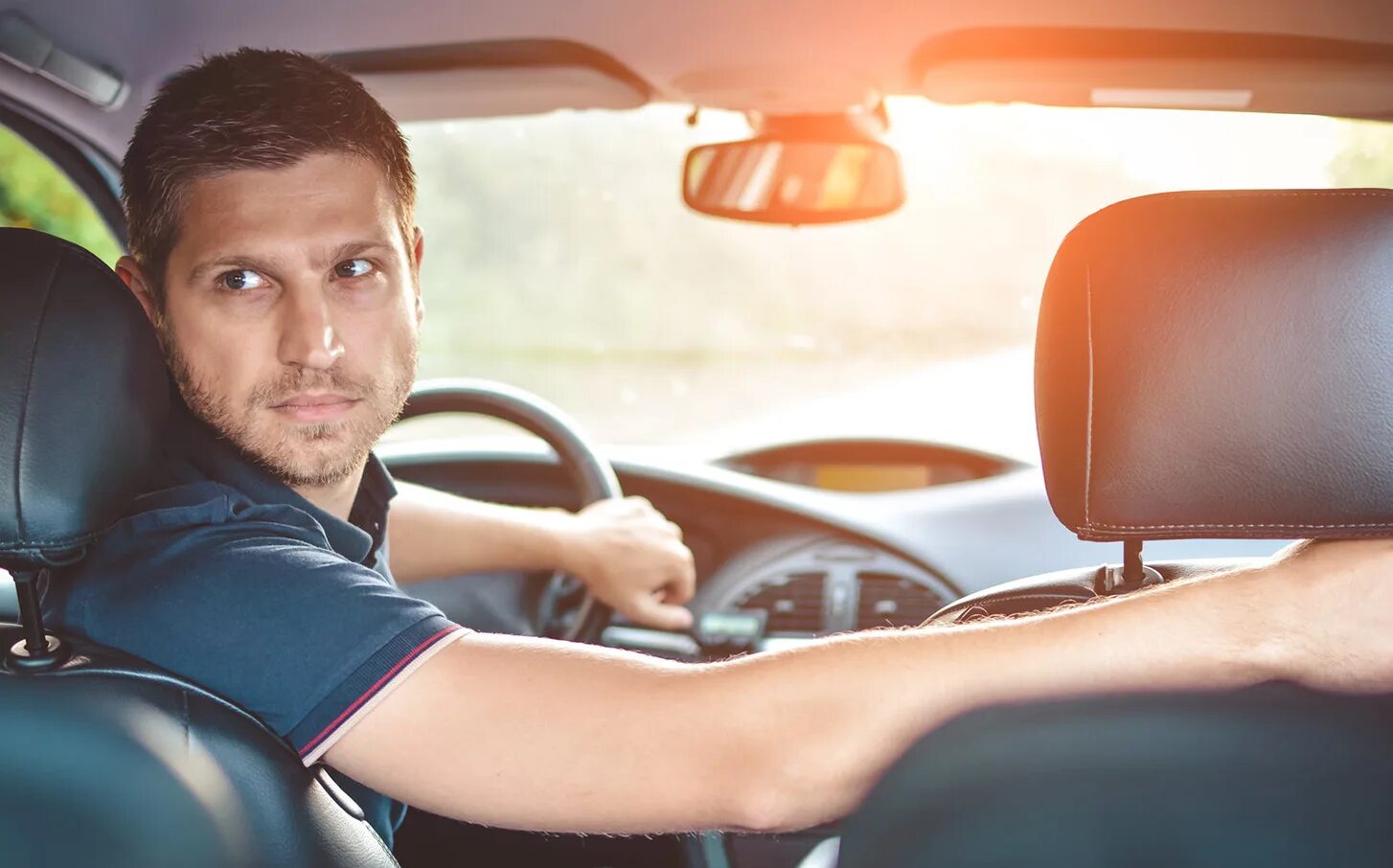 Smilin driver. Мужчина в кабриолете. Мужчина за рулем. Агрессия на дороге. Парень поехал.