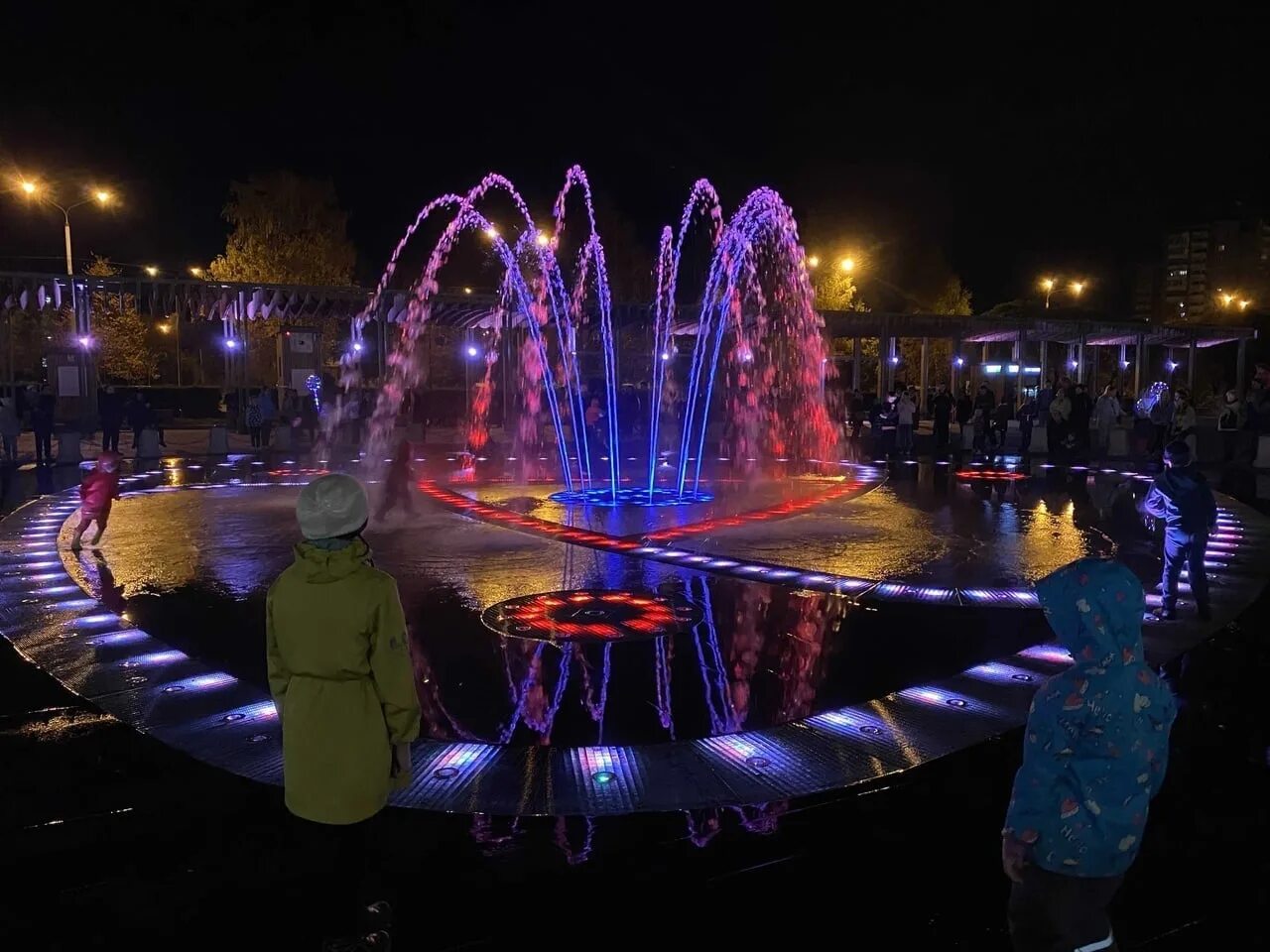 Административный центр череповца. Фонтан череповец. Аквапарк радужный череповец фото. Мой родной город череповец. Бассейн радужный череповец.