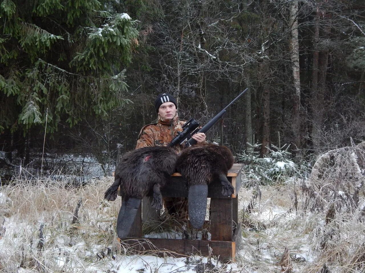 Охотничье рыболовный туризм. Добыча охотника. Собака на охоте. Охотник. Охотник с собакой.