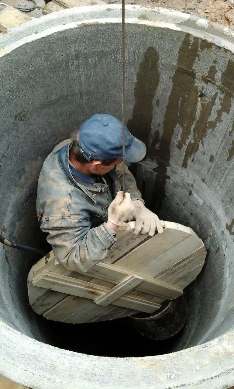 Ремонт колодцев из бетонных колец. Скобирование колец колодца. Бетонный колодец. Бетонирование колодца. Дно колодца.