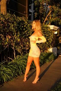 Arianna Flowers Feet (4 photos) - feet.wiki.
