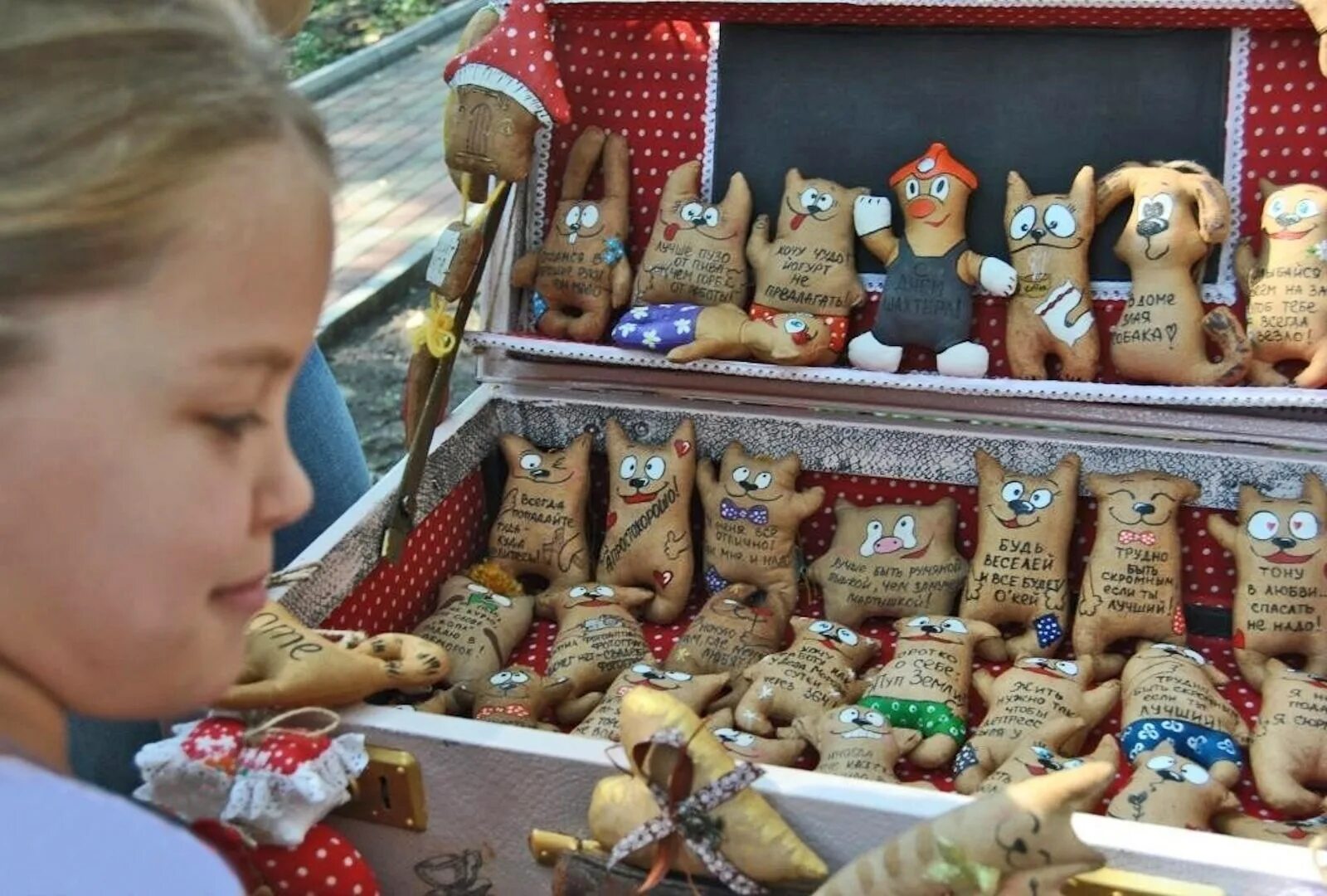 Изделия для ярмарки. Что сделать своими руками на ярмарку. Поделки для благотвориной ярмарки. Поделки на ярмарку в детский сад. Изделия на детскую ярмарку.