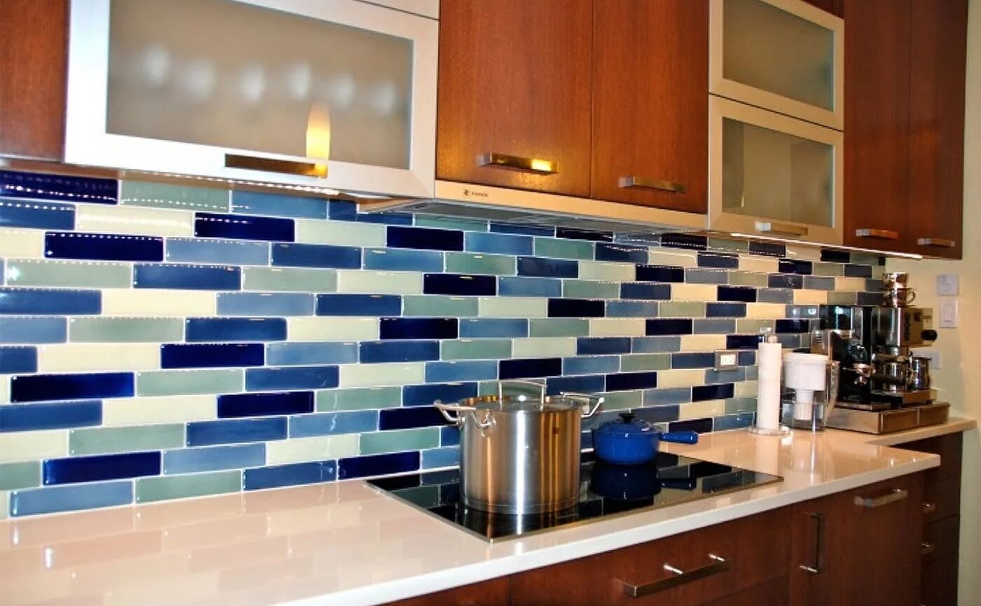 Как красиво сделать фартук на кухне. Мозаика backsplash. фартук для кухни из плитки. стеклянная плитка для кухни. стеклянная плитка для кухни на фартук.