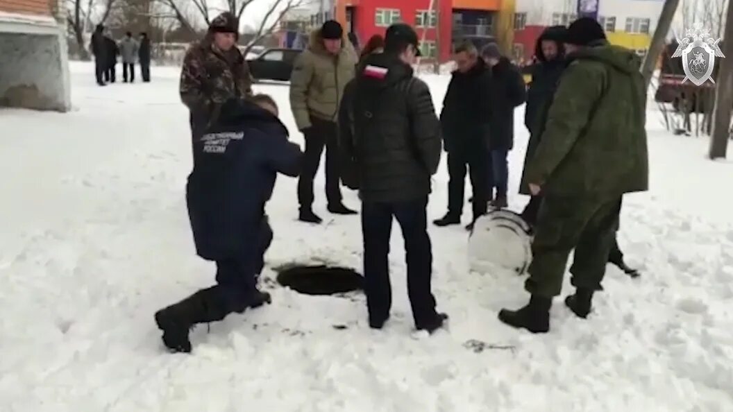 Мальчик провалился в люк. Мальчик упал в канализационный люк. Провалился в канализационный люк. Пропавшие дети в Тверской области. Неудачник просидевший 1000