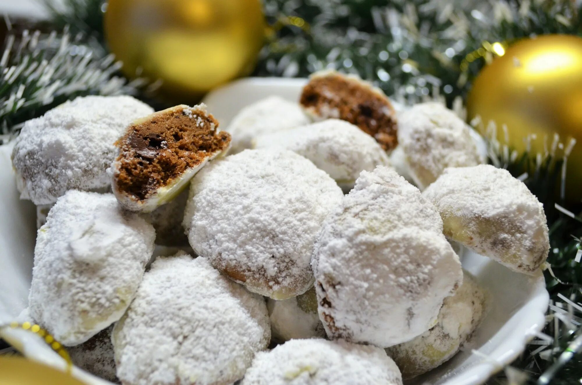 печенье снежка. десерт снежки из белков. снежки блюдо. печенье снежки. печенье снежка.