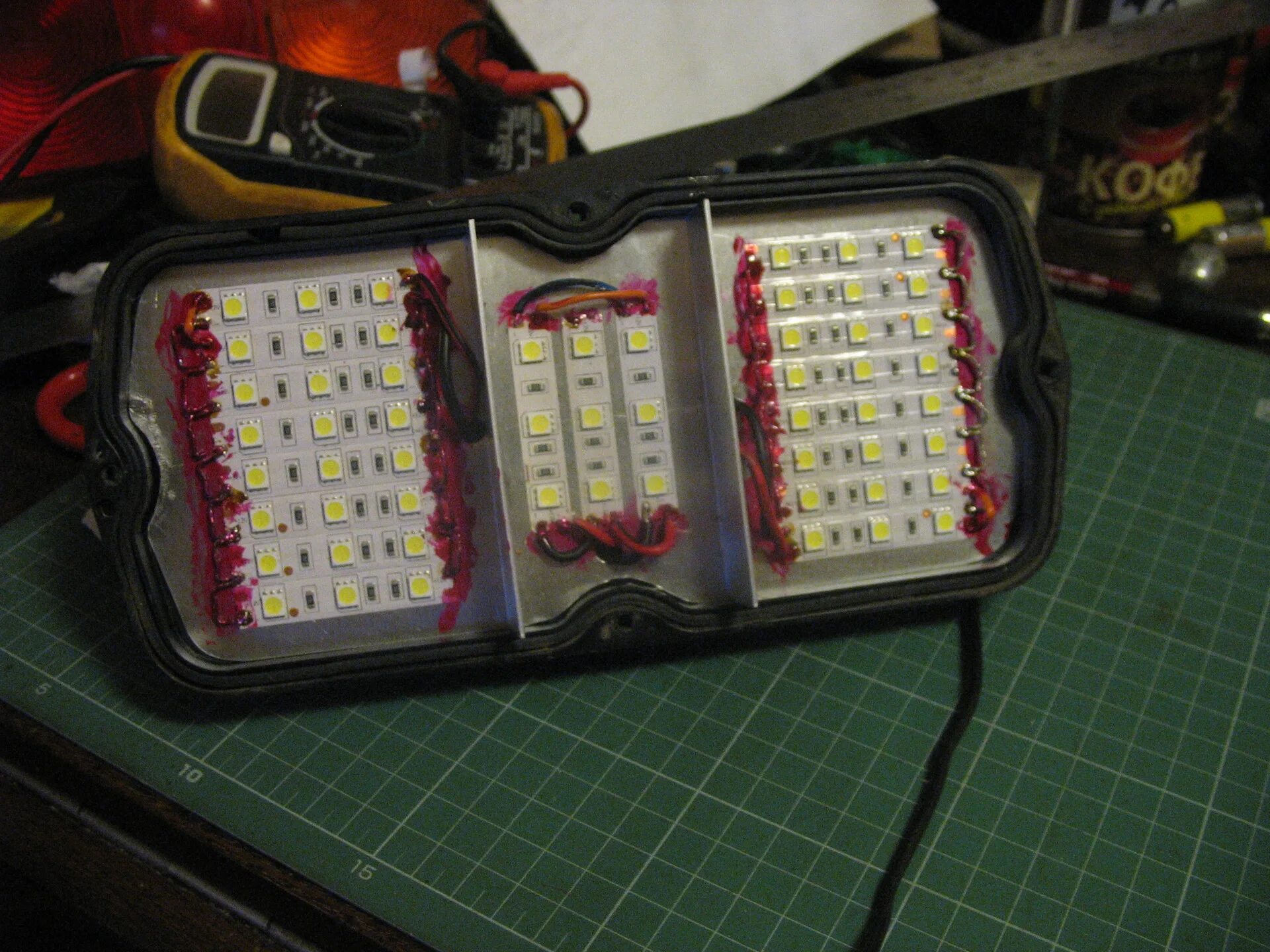 Задние фонари x4 f26. Диодные фонари рено логан 1. Задние светодиодные фонари на авео т250. Задние фонари доработка. Хром фонари ваз 2105.