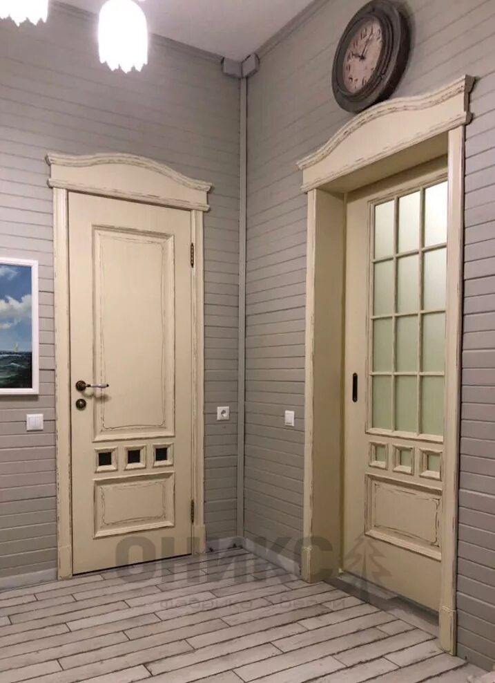 Межкомнатные двери в частных домах фото. Belwooddoors элина слоновая кость (со стеклом) рис35. межкомнатные двери в интерьере. светлые межкомнатные двери в интерьере. классические двери в интерьере.