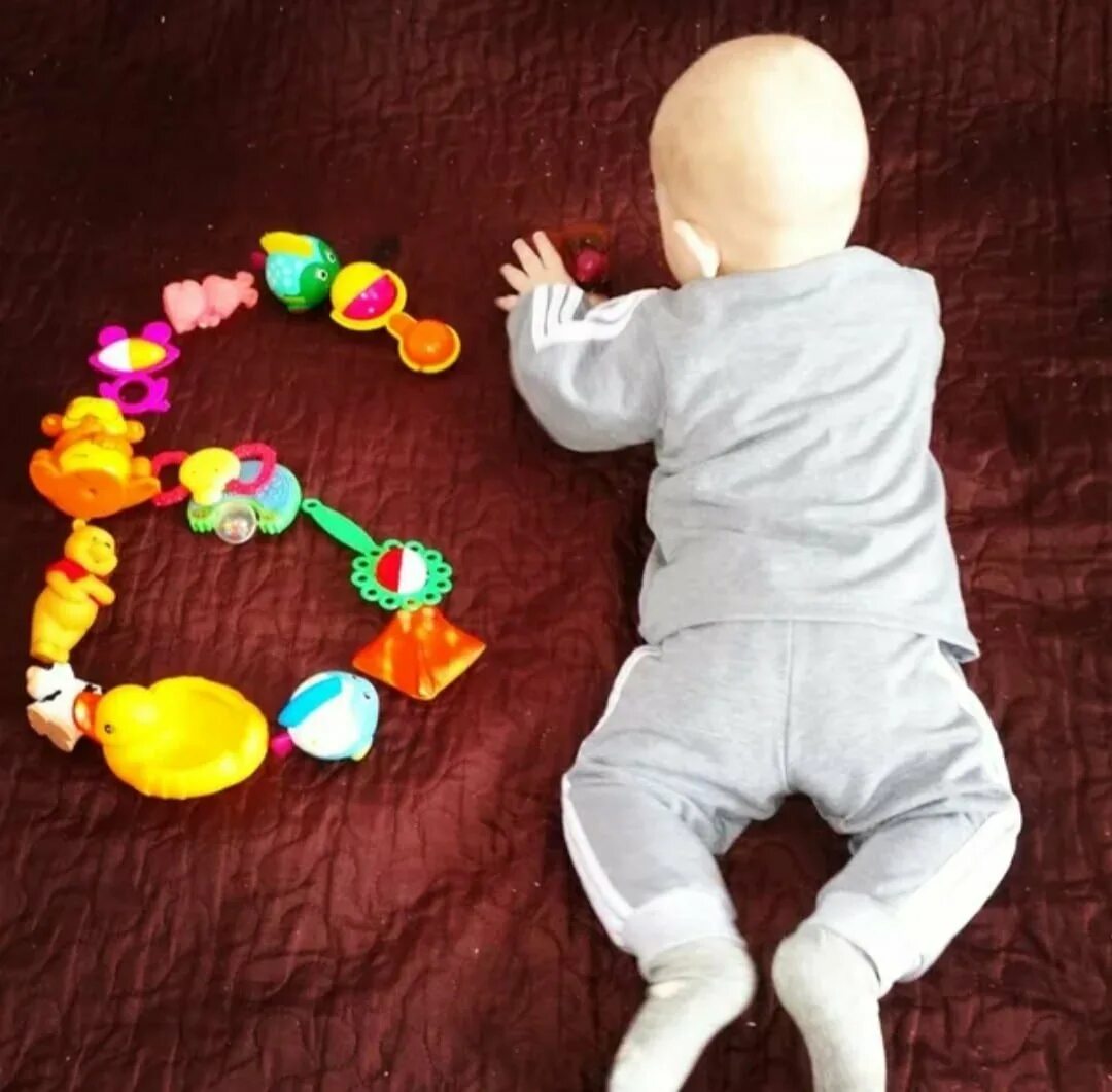 6 месяцев ребенку поздравления. Поздравление с 9 месяцами. 9 месяцев поздравляю. Цифры для новорожденных по месяцам. 6 месяцев мальчику.