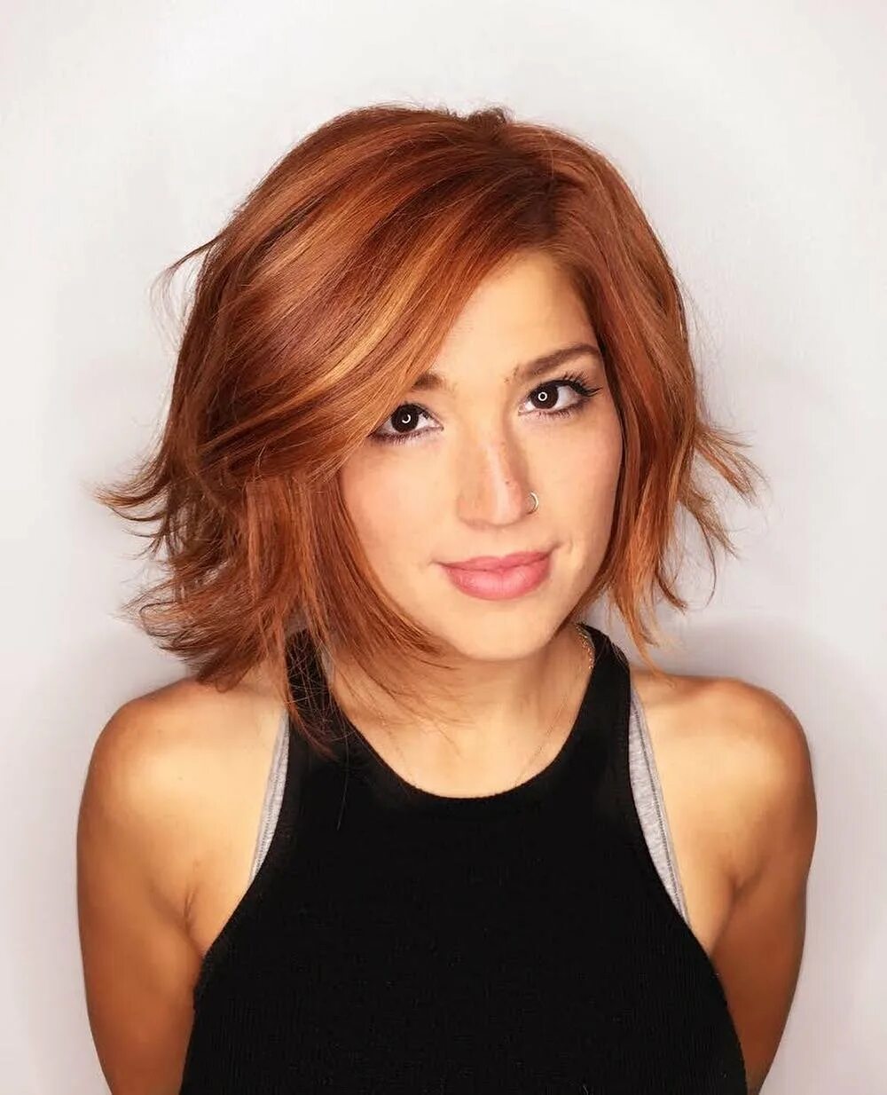 Стрижка боб-каре насредние волосы с чёлкой на средние. Каскад на каре волосы без челки. Лонг боб 2022. Стрижки рапсодия, дебют, итальянка. Каскад на каре волосы без челки.