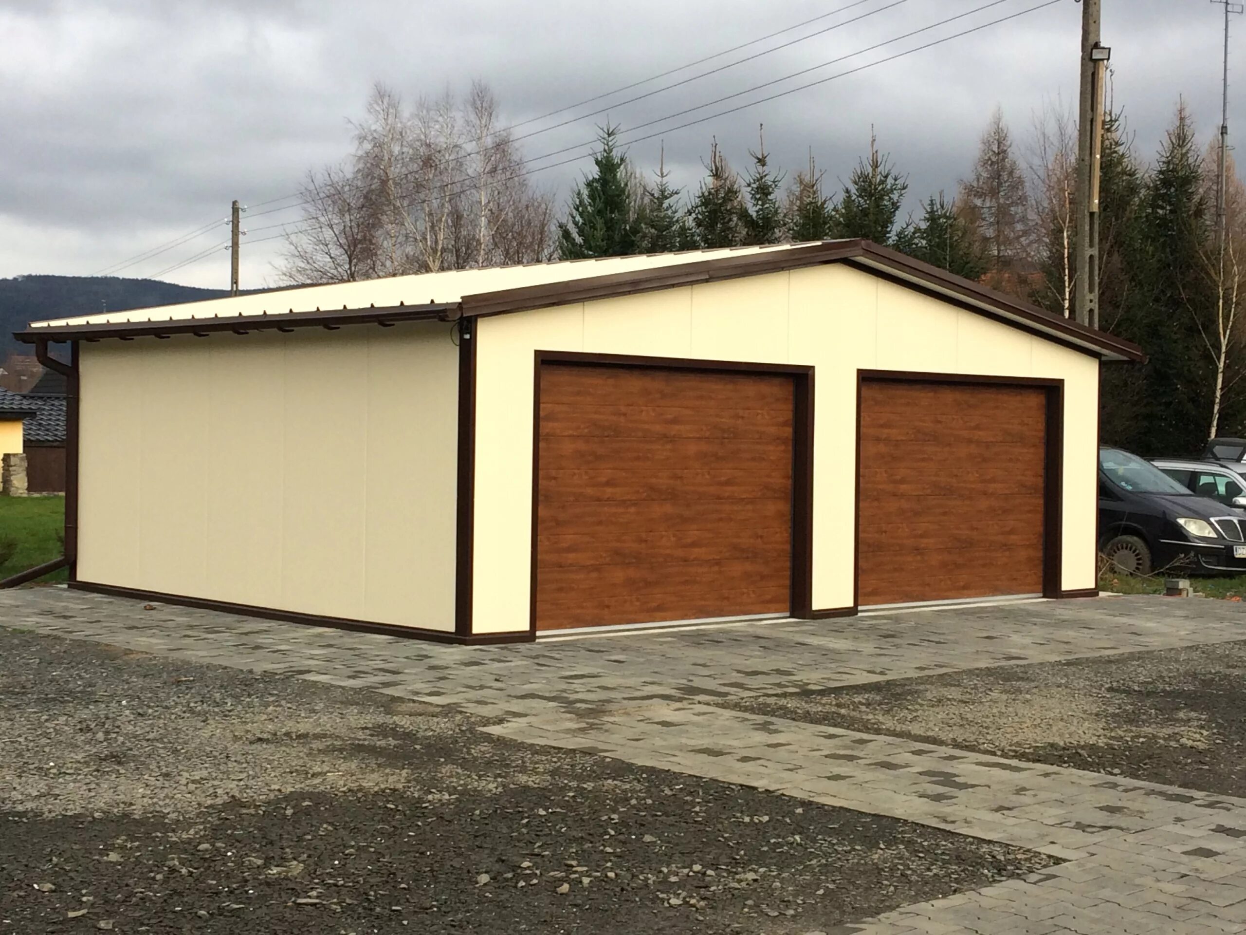 Модульный гараж из сэндвич. Сэндвич панели гараж. Нестандартные формы постройки гаража. Красивый гараж из сэндвич панелей. Гараж из сендвичных панелей.