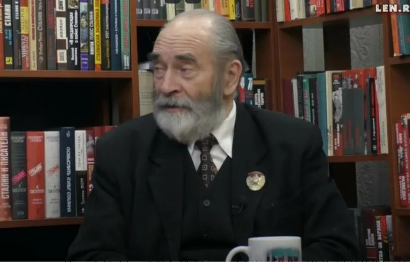 Преподаватель и студент. Профессор отвечает. Преподаватель дисциплины. Профессор и студент. Пожилой преподаватель.