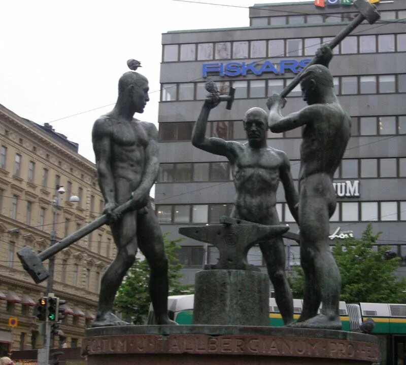 3 кузнеца. Мастер кузнец ведьмак 3. Памятник кузнецам в хельсинки. Памятник кузнецам в хельсинки. Памятник три кузнеца в хельсинки легенда.