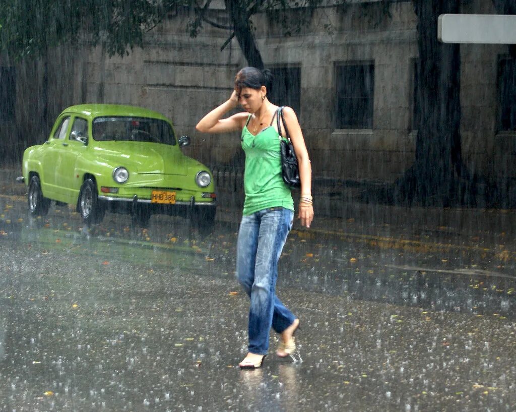 Дождь в Гаване. Caught in the Rain. Girl in the Rain.