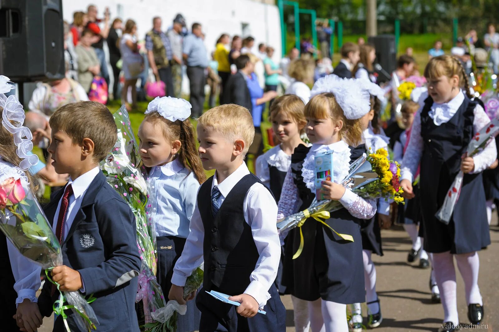 Песня первое сентября первый класс. 1 Сентября день знаний. Школьники 1 сентября. Празднование дня знаний. 1 Сентября день знаний школа.