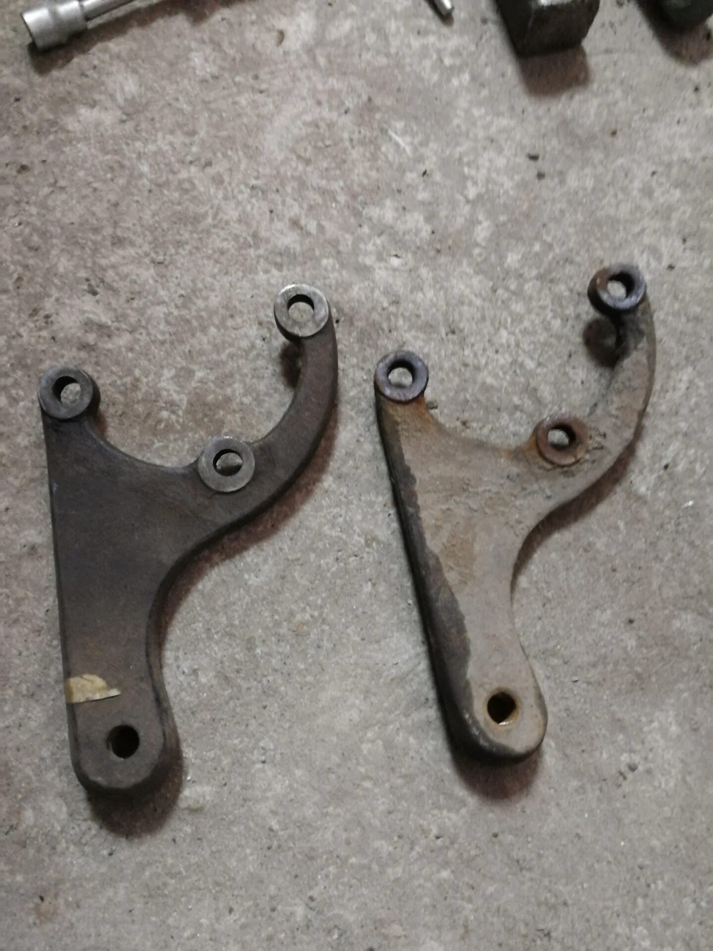 Кронштейн заднего амортизатора шнива. Кронштейн заднего амортизатора нива 2121. Кронштейн заднего амортизатора. Кронштейн заднего амортизатора. Кронштейн амортизатора 2123 задний левый.