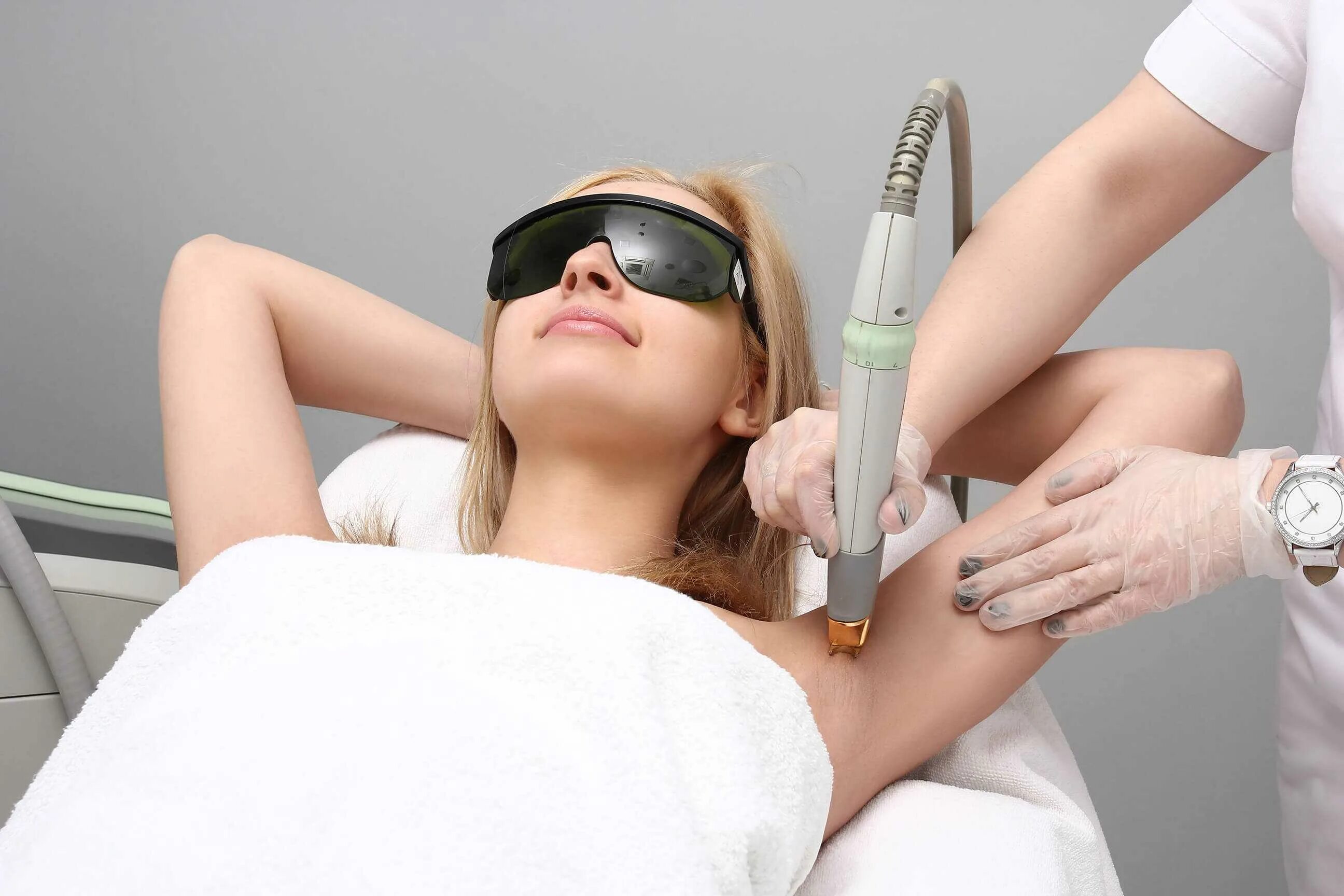 Сколько по времени длится лазерная. Hair removal Laser лазер. Эпиляция. Косметология лазерная эпиляция. Фотоэпиляция эпиляция.