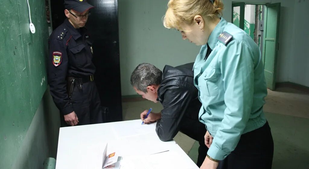 Чуксина пристав оренбург. Пристав нарушил сроки. Браслет приставов. Пристав нарушил сроки. Сотрудник судебных приставов.