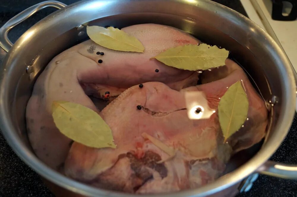 Как варить язык свиной вкусно в кастрюле. Вареный язык. свиной язык в кастрюле. варка говяжьего языка в кастрюле.