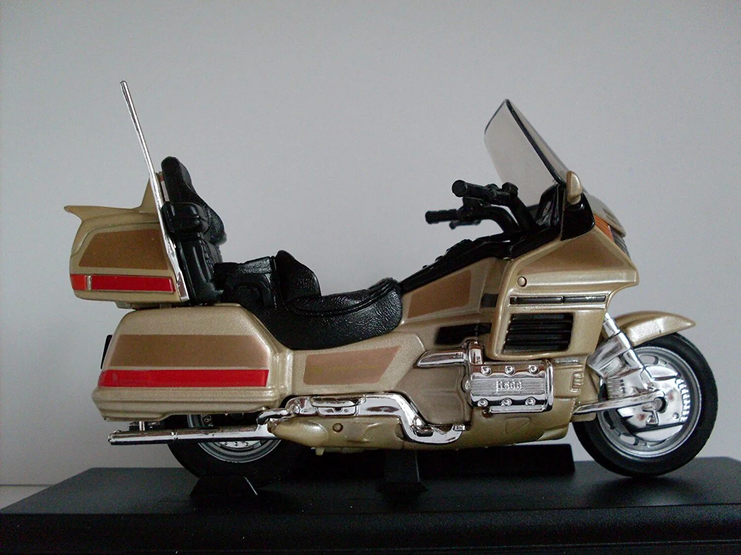 Мотоциклы голд винг купить. Honda Gold Wing 1. Мотоцикл Honda Gold Wing. Мотоцикл Хонда Голд Винг. Модель мотоцикла Хонда Голд Винг 1 18.