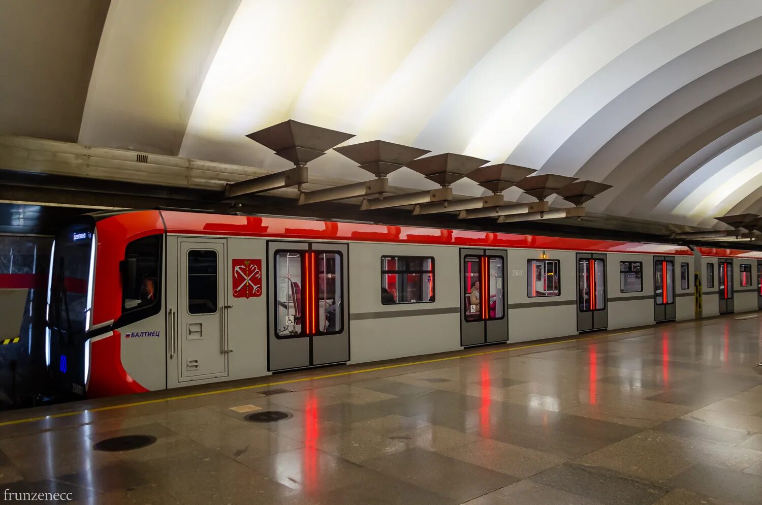 Красный балтиец метро. 81-725 Балтиец. Вагоны метро Балтиец Санкт-Петербург. Вагон Балтиец метро СПБ. Балтиец вагон 81-725.