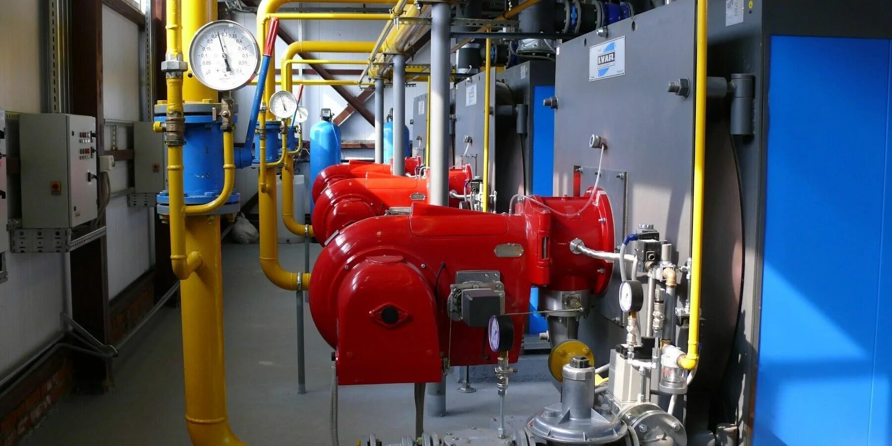 Монтажник сантехник. Система отопления. Монтажник санитарно-технических систем и оборудования. Монтаж котельных работа. Промышленный газовый котел 10 мвт.