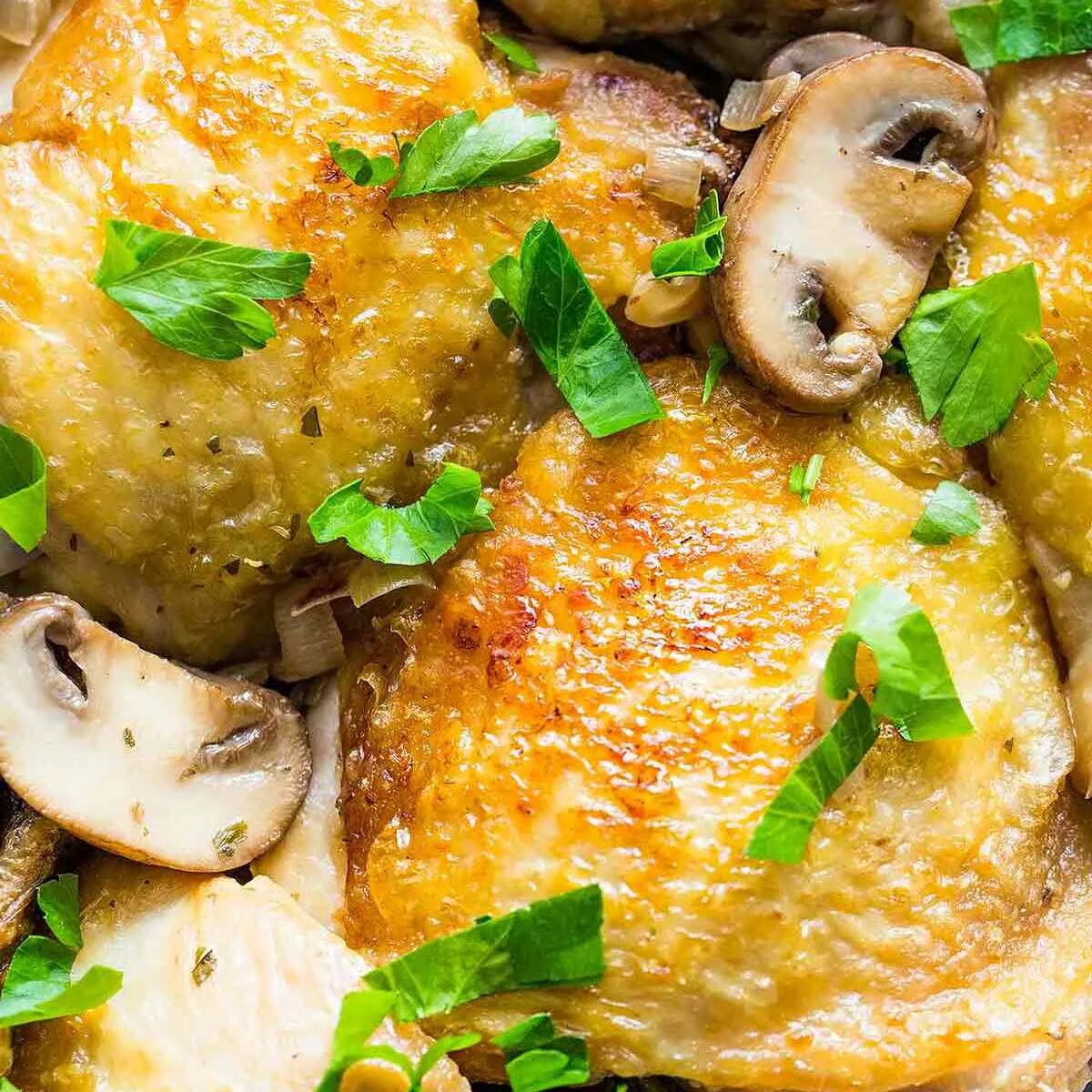 Курица с грибами сочетается. Курица с грибами. курица запеченная с грибами. курица с шампиньонами. курица с грибами в духовке.