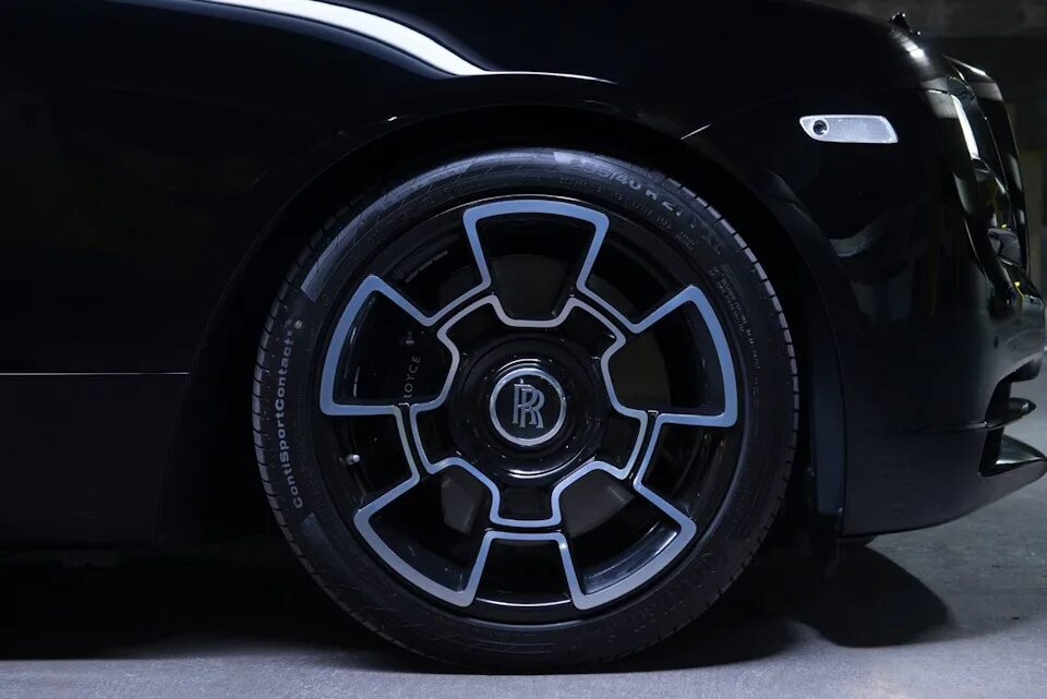 Роллс колеса. Rolls royce ghost диски. диски черные r22 rolls royce. rolls royce ghost колеса. rolls-royce ghost black badge (2025). колёсные диски.