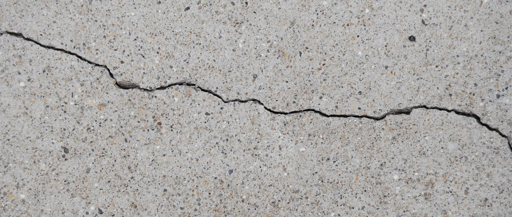 Наличие трещин. Трещины в бетоне. Усадочные трещины в бетоне. Потрескавшийся бетон. Бетонная стена с трещинами.