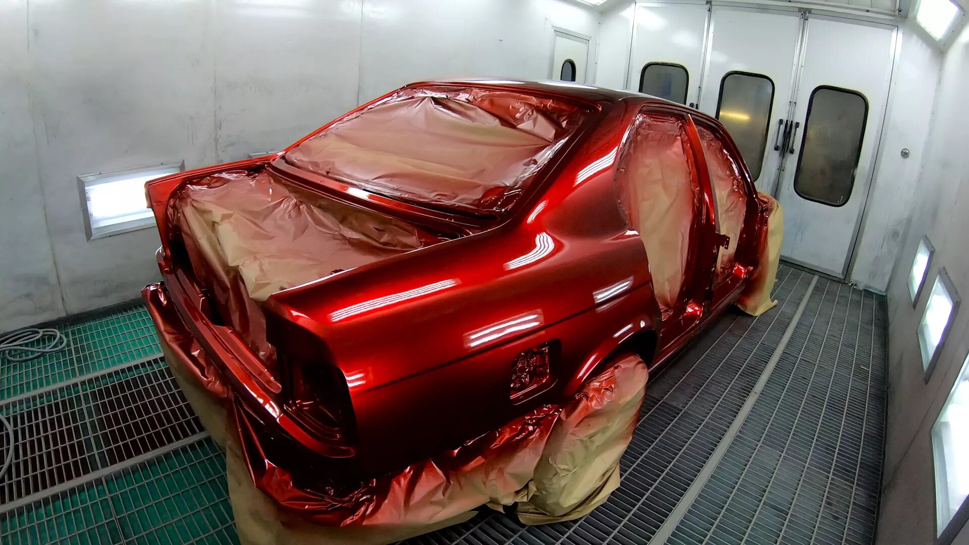 Где можно покрасить автомобиль. Краска Candy Ultra Red. БМВ цвет Кэнди. W220 красный Кэнди. Эксклюзивная покраска автомобиля.