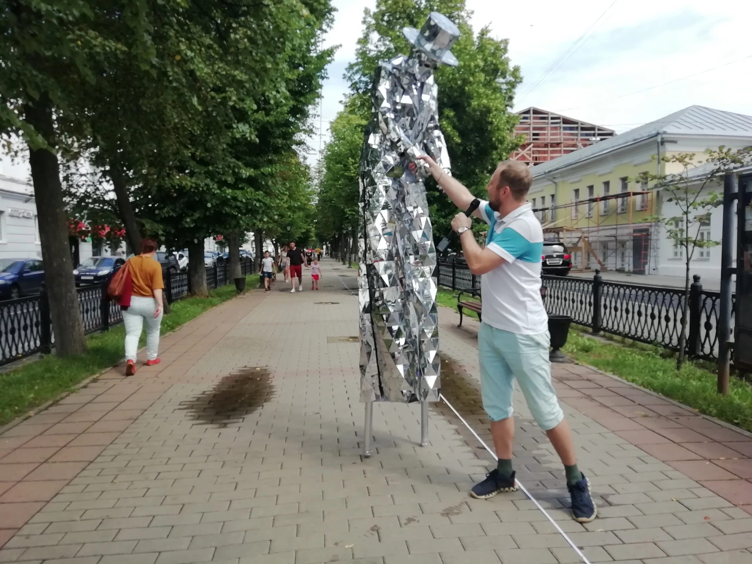 Пагөда на 10 в москве и московской. На ходулях Кострома. Женщина на ходулях. Рыба на ходулях. Мужчина на ходулях.