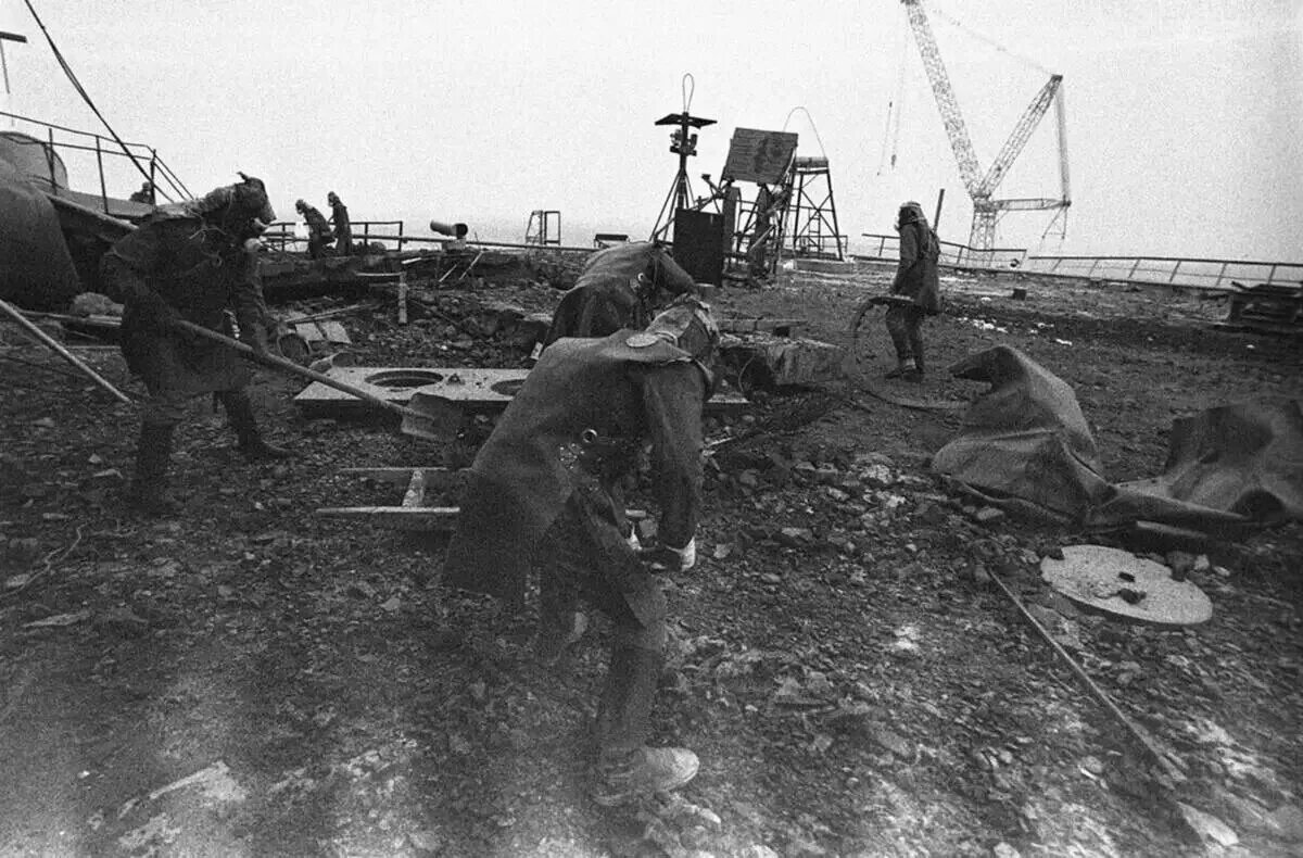 Катастрофа на аэс 1986. Чернобыль 1986 ликвидация. Чернобыль 1986 ликвидаторы. Чернобыльская АЭС 1986. Ликвидаторы ЧАЭС Чернобыль.
