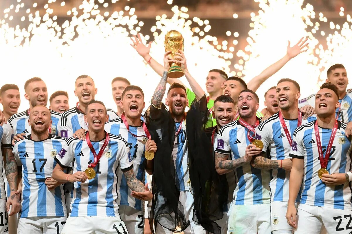 Аргентина чемпион 2022. Аргентина ЧМ 2022 С Кубком. Месси сборная Аргентины 2022 фото.