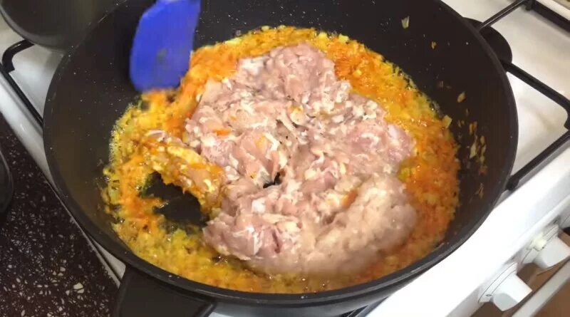 Манка с морковью и луком. Морковь кубиками для фарша. Фарш морковный для пирожков. Морковная начинка. Обжаренный фарш с луком и морковью.