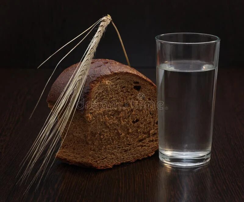 Воды и хлеба дай. Хлеб и вода. Стакан воды и хлеб. Черный хлеб и вода. Стакан с хлебом.