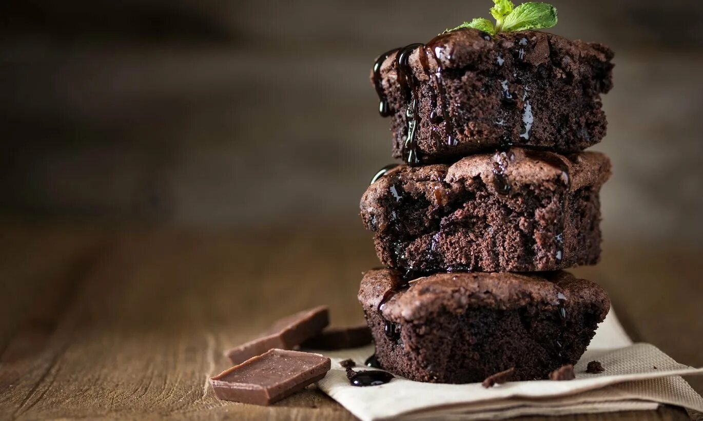 торт шоколадный с карамельной глазурью. кусок торта из шоколада. захер с помадкой. пирожное куликовский. шоколадный торт.