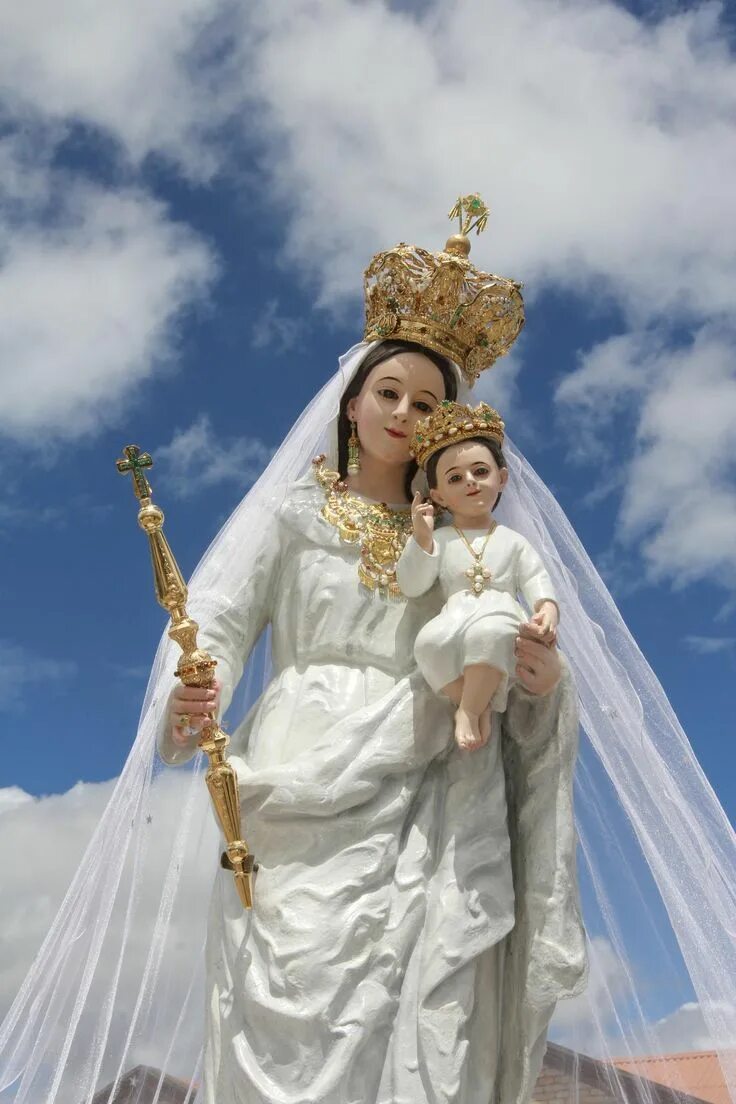 La virgen de la. Богородица царица одета в золото. La Virgen Москва.