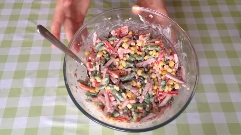 Фасоль перец колбаса. Салат с фасолью, кукурузой и болгарским перцем. салат с стручковой фасолью и копченой колбасой. салат с фасолью и копченой колбасой. салат из фасоли кукурузы перца болгарского.