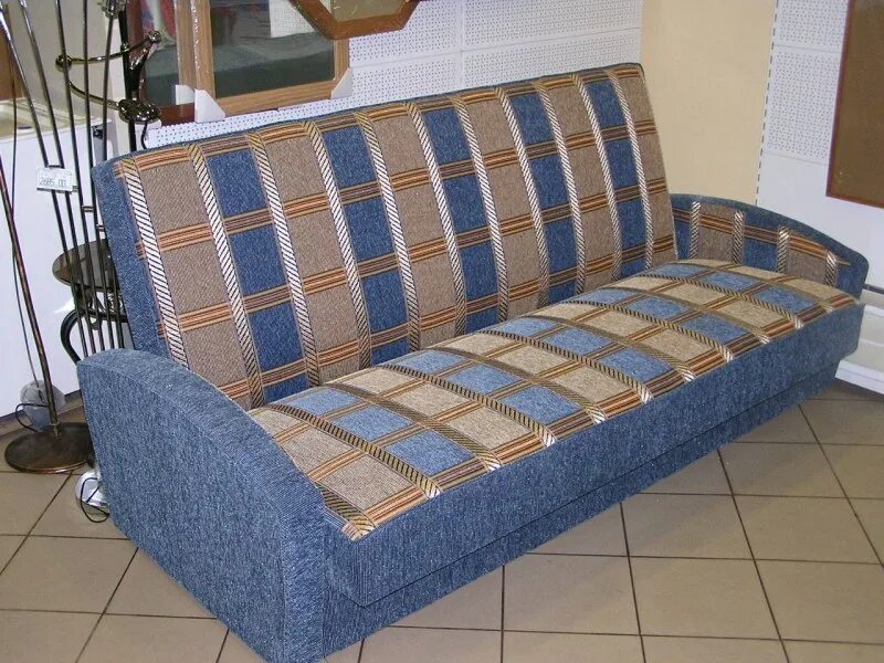 Обить диван самому. Обтяжка мебели. Обить диван самому. Из старого дивана новый. Переделка углового дивана.