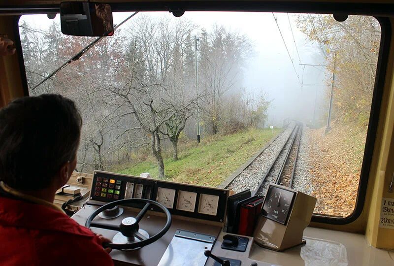 Видео машинистов поезда. Машинист поезда дальнего следования. Вид из окна локомотива поезда. Сапсан кабина машиниста. Кабина машиниста.