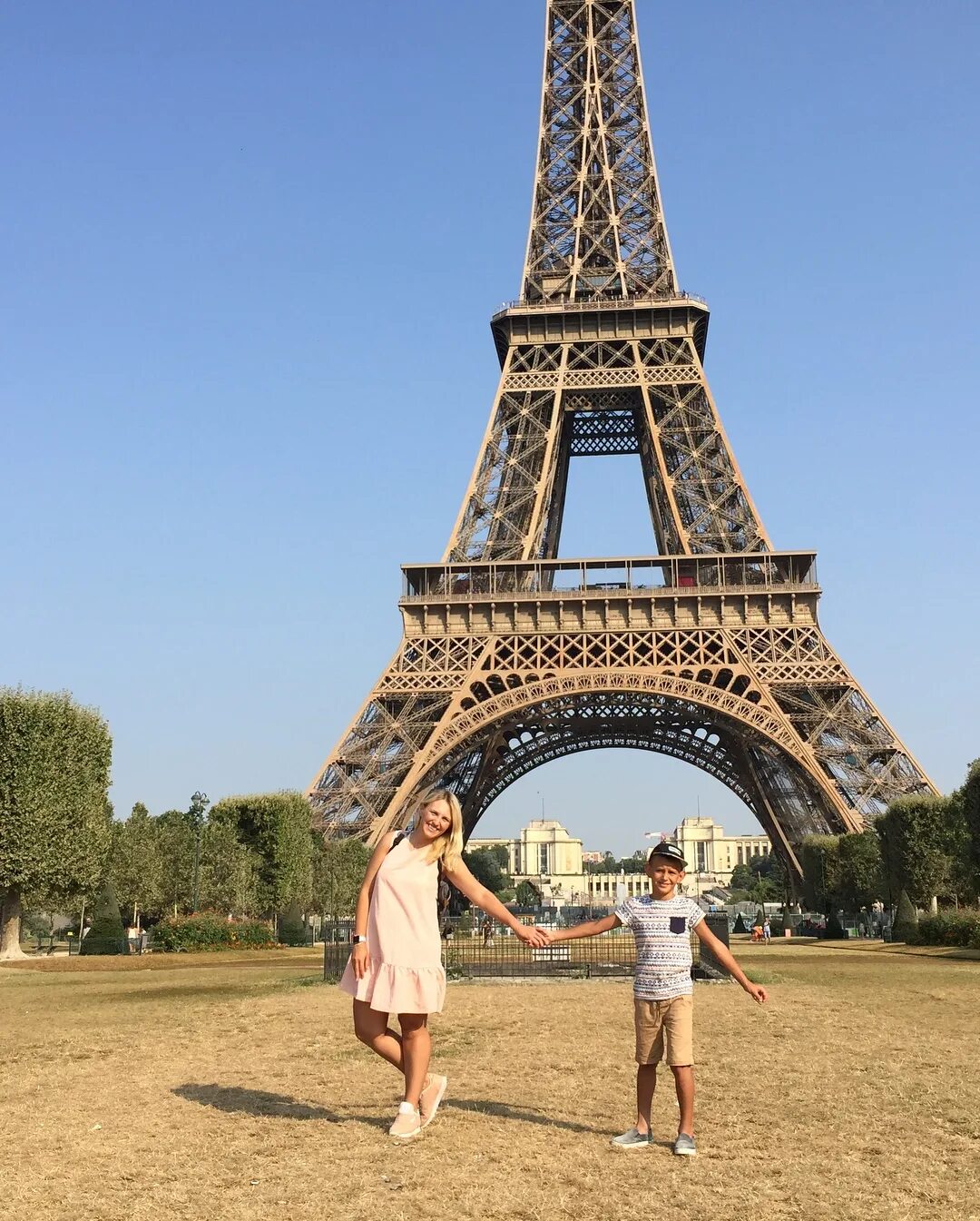На фоне эльфелевой башни. Эйфель башня. Эльфийская башня в Париже. Волжский эльфелева башня. Эйфелева башня в Каспийске.