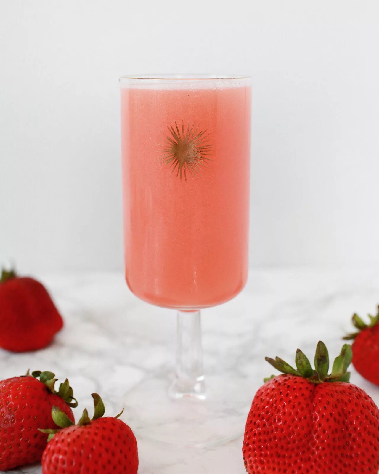 Champagne Strawberry коктейль. Дайкири бар. МАРИБУ бар Дайкири клубника. Lio Дайкири клубника. Maison strawberry champagne