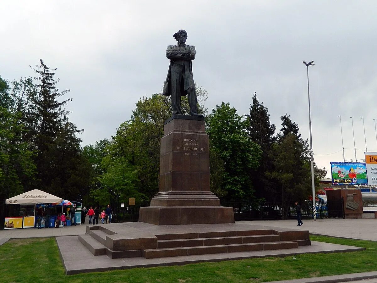 Памятник Чернышевскому (Саратов, площадь Чернышевского). Памятник Чернышевскому Саратов Липки. Чернышевский памятники в Саратове Чернышевскому.