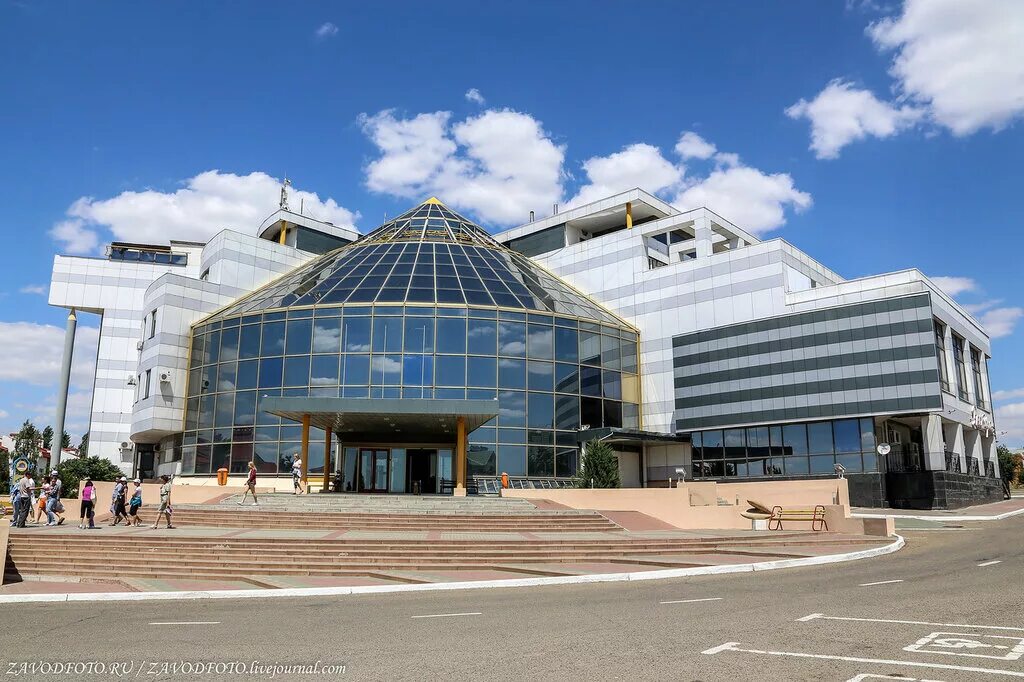 Дворец шахмат элиста. Сити-чесс в элисте бассейн. Элиста город шахмат сити чесс. Город шахмат сити чесс калмыкия. Сити чесс элиста.