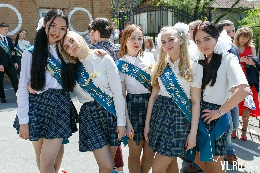 Ученицы гимназии выпускницы. Выпускницы гимназий. Выпускница гимназии. Выпускница. Выпускницы гимназий.