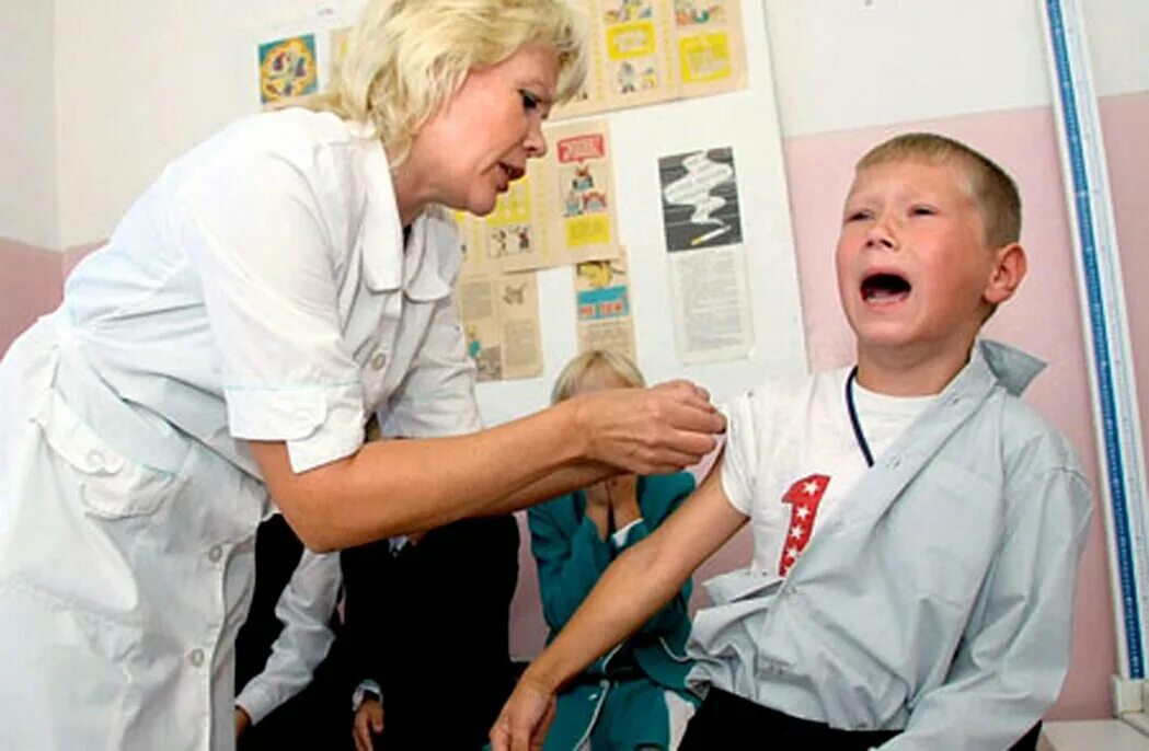 Прививка в школе. Вакцинация детей. Вакцинация детей в школе. Уколы детям в школе.