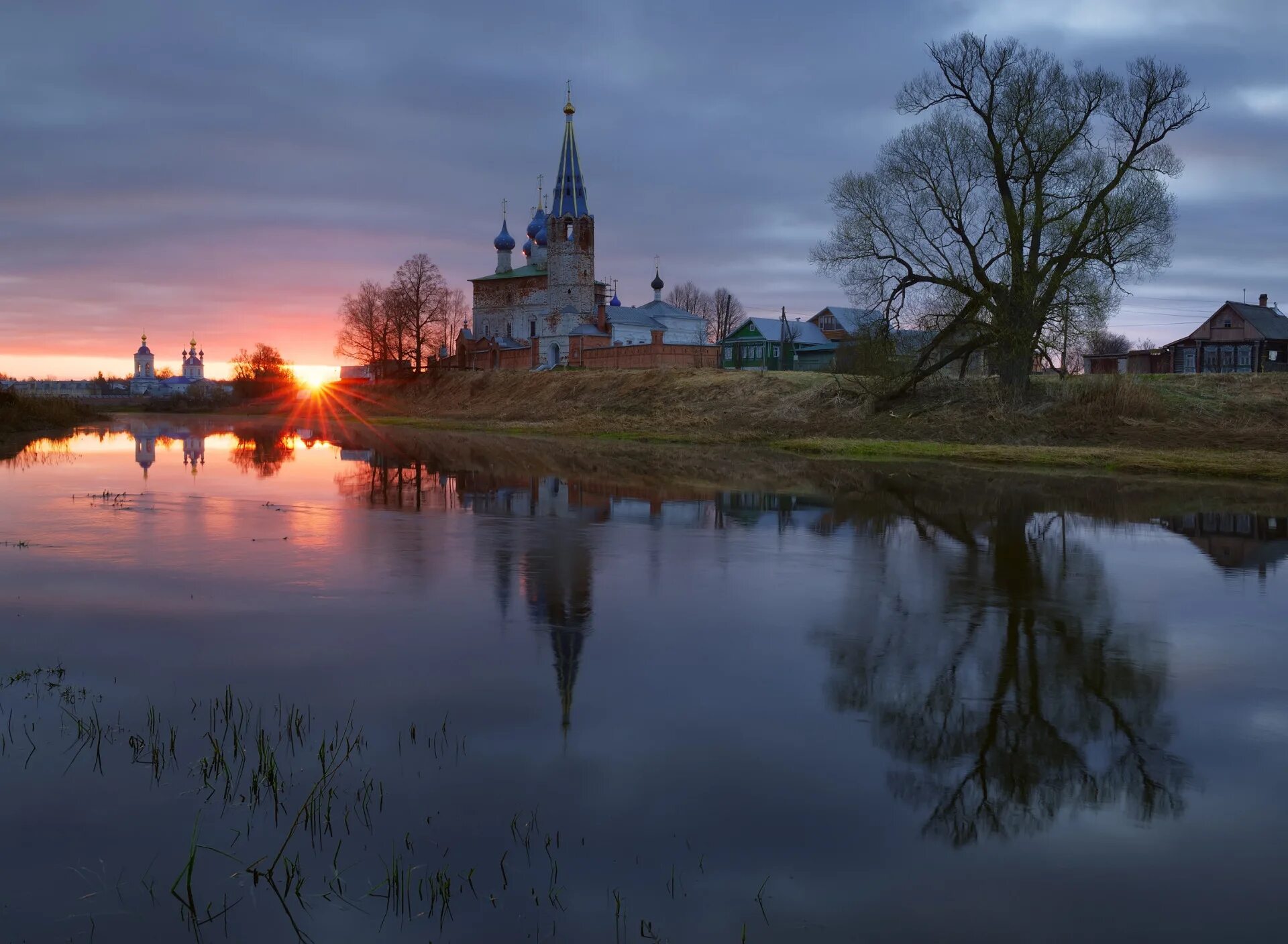 деревенский домик у реки. деревня летом. ленинградская область речка деревенька. деревня стоит над рекою. деревня стоит над рекою.