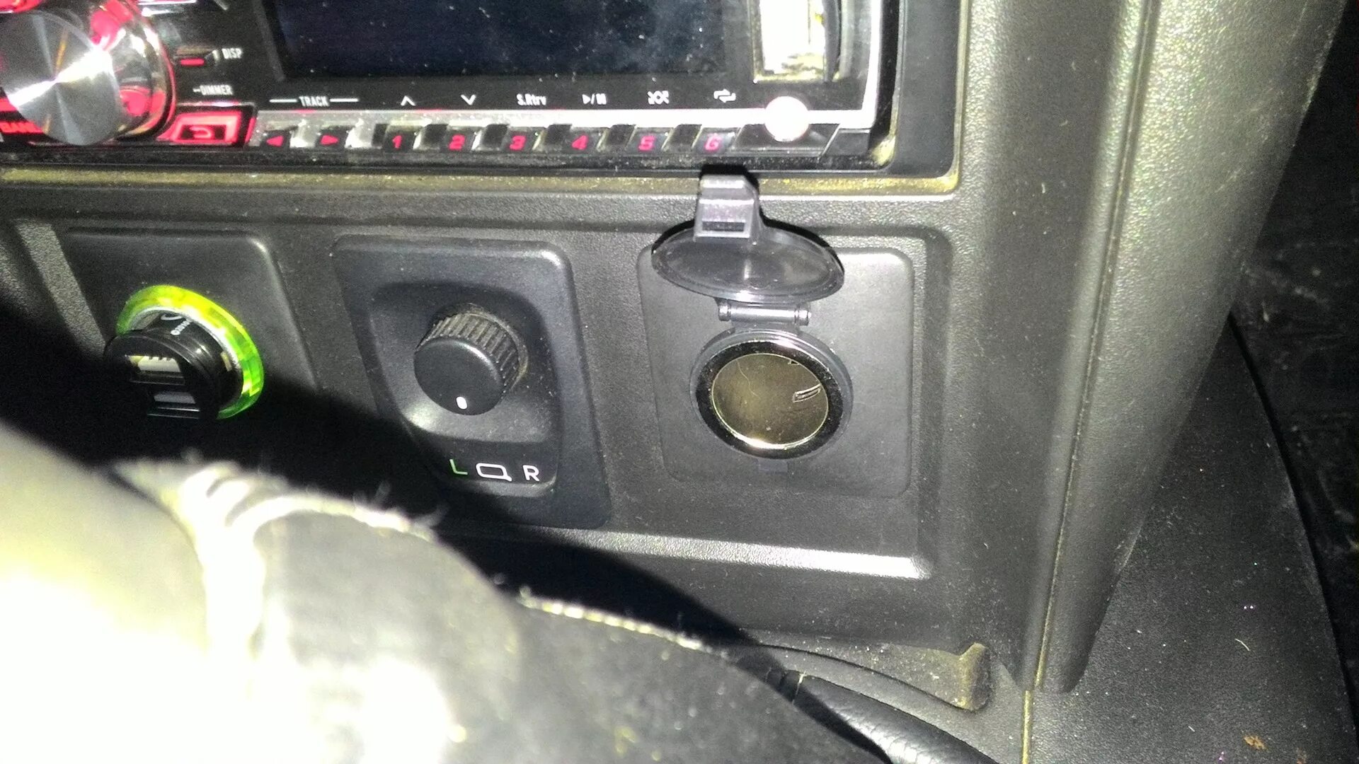 Где стоит прикуриватель. Прикуриватель toyota ist 2002. Прикуриватель chevrolet niva. Где стоит прикуриватель. 12v розетка в лада кросс.